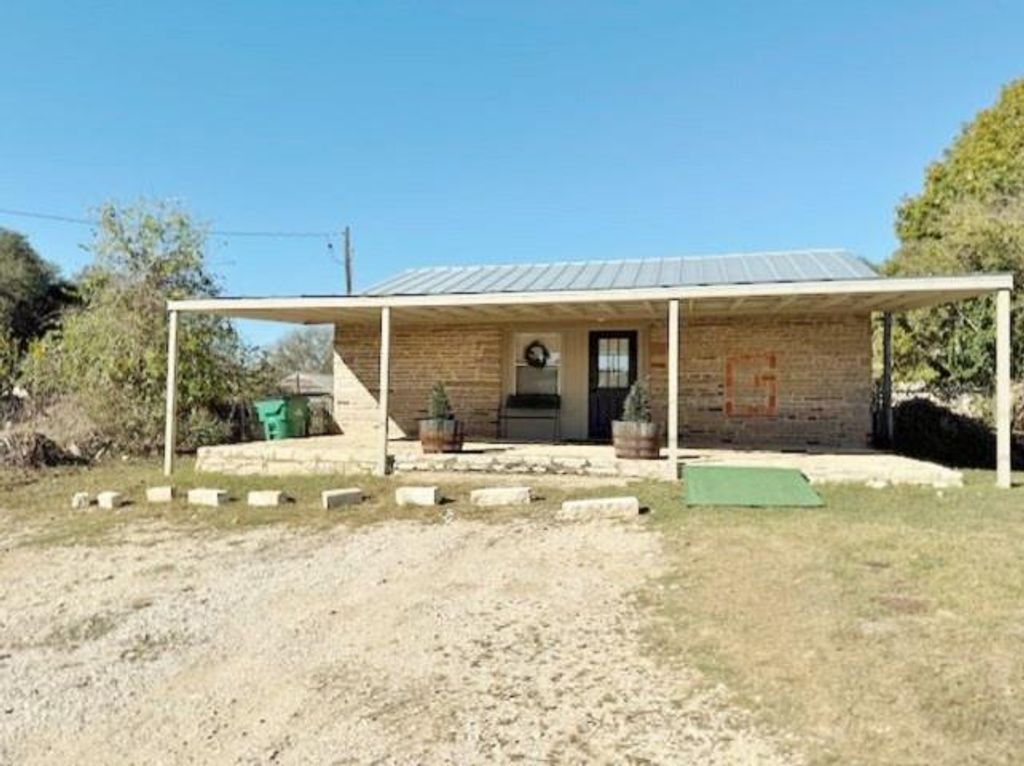 11 Main ST, Blanco, TX 78606