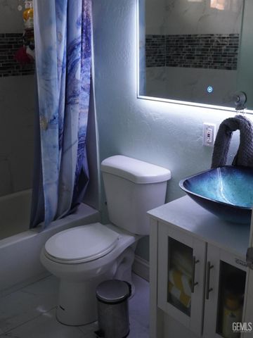 811 V Street, Bakersfield, CA 93304