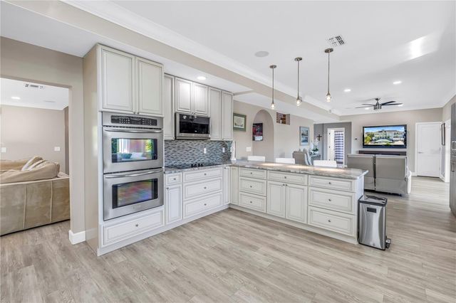 289 8TH AVENUE N, Tierra Verde, FL 33715