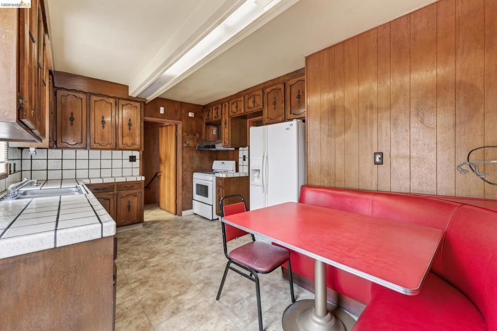 Image 11 of property listing at 8115 Iris St, Oakland, CA 94605