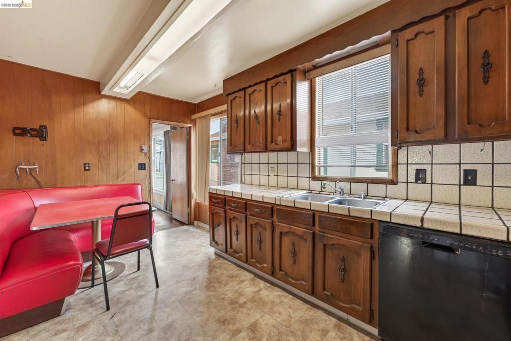 Image 12 of property listing at 8115 Iris St, Oakland, CA 94605