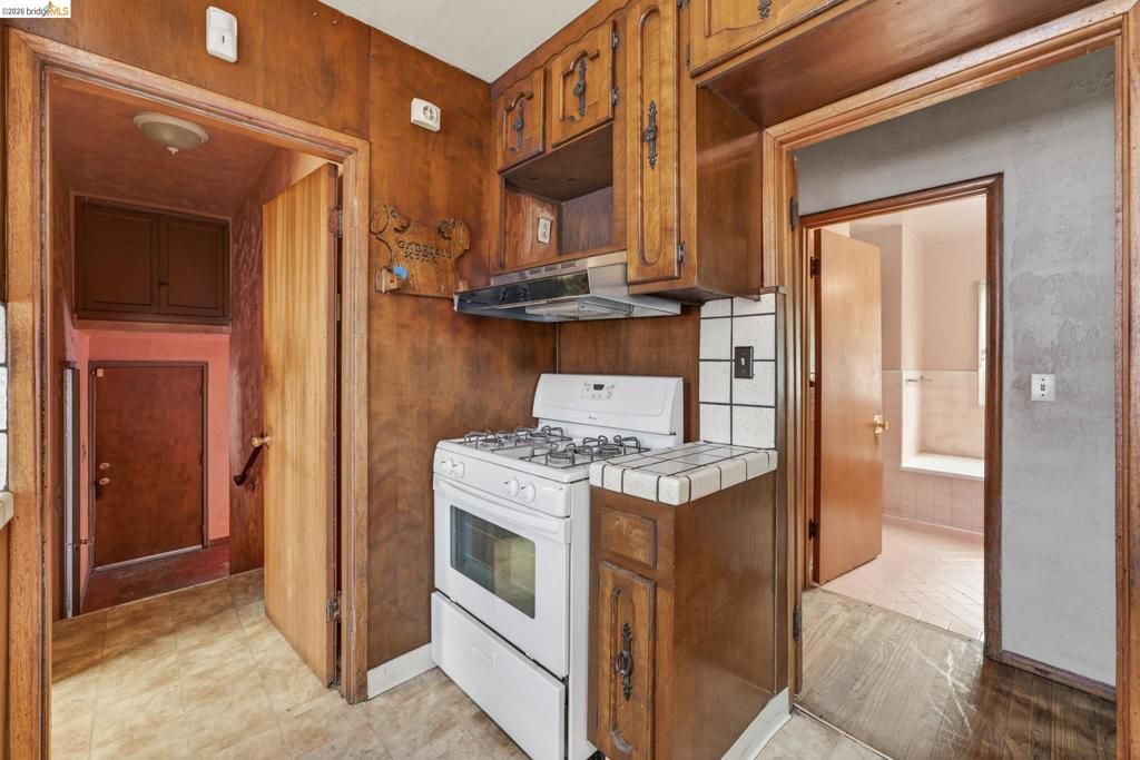 Image 14 of property listing at 8115 Iris St, Oakland, CA 94605