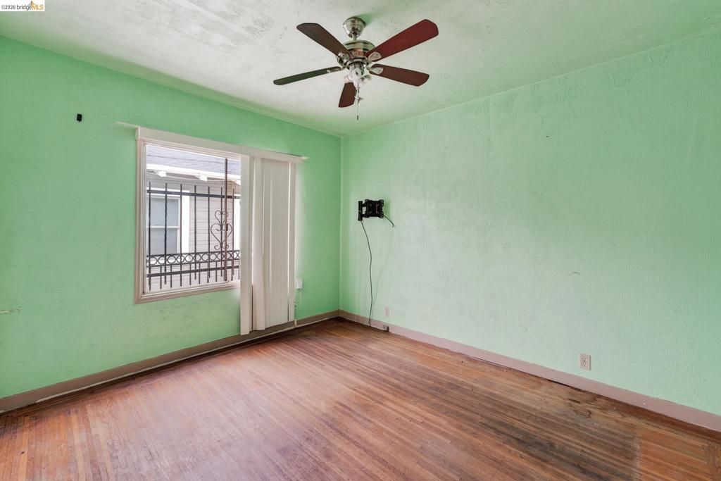Image 17 of property listing at 8115 Iris St, Oakland, CA 94605