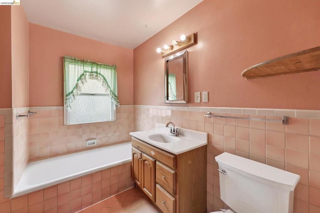 Image 19 of property listing at 8115 Iris St, Oakland, CA 94605