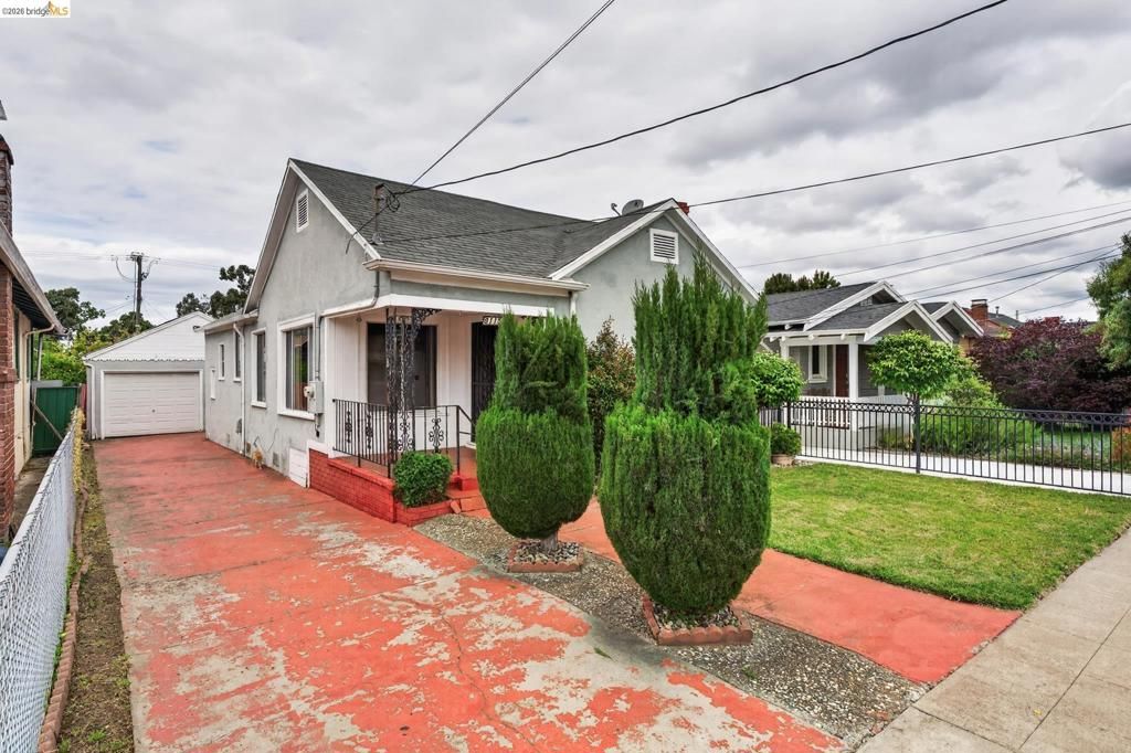 Image 2 of property listing at 8115 Iris St, Oakland, CA 94605