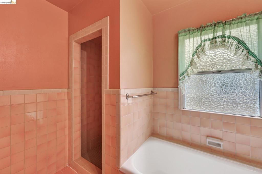 Image 20 of property listing at 8115 Iris St, Oakland, CA 94605