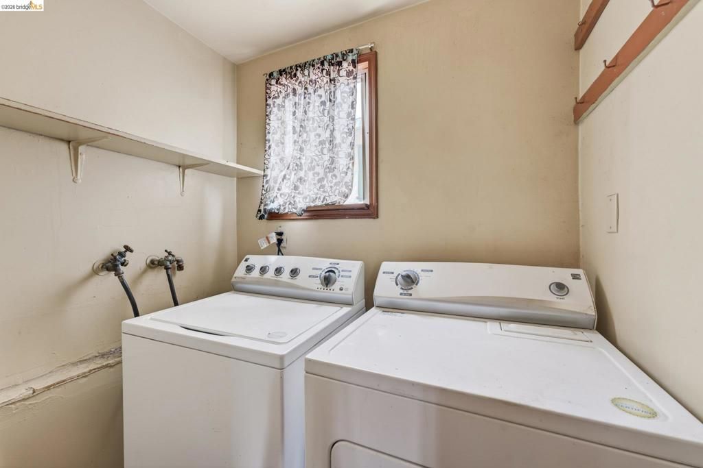 Image 23 of property listing at 8115 Iris St, Oakland, CA 94605