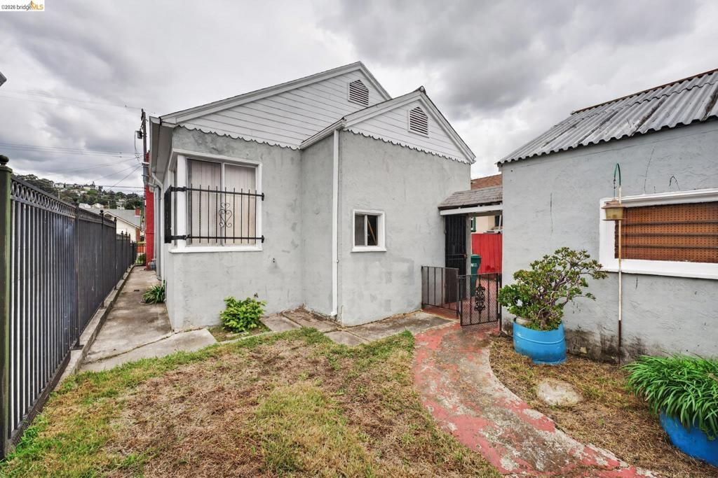 Image 26 of property listing at 8115 Iris St, Oakland, CA 94605