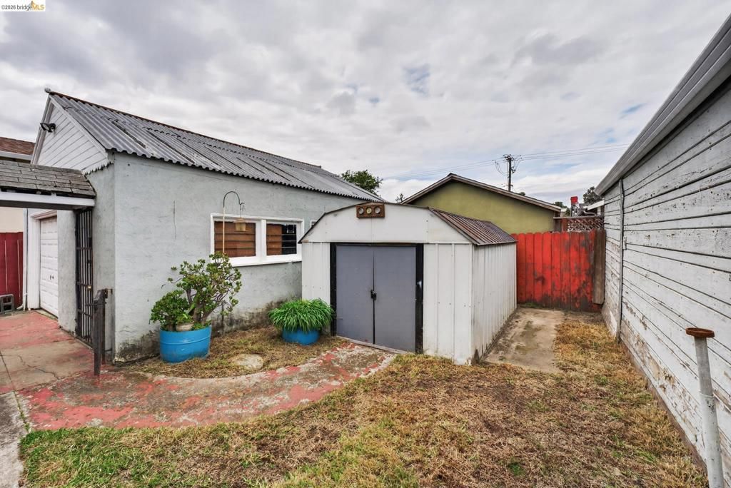 Image 27 of property listing at 8115 Iris St, Oakland, CA 94605