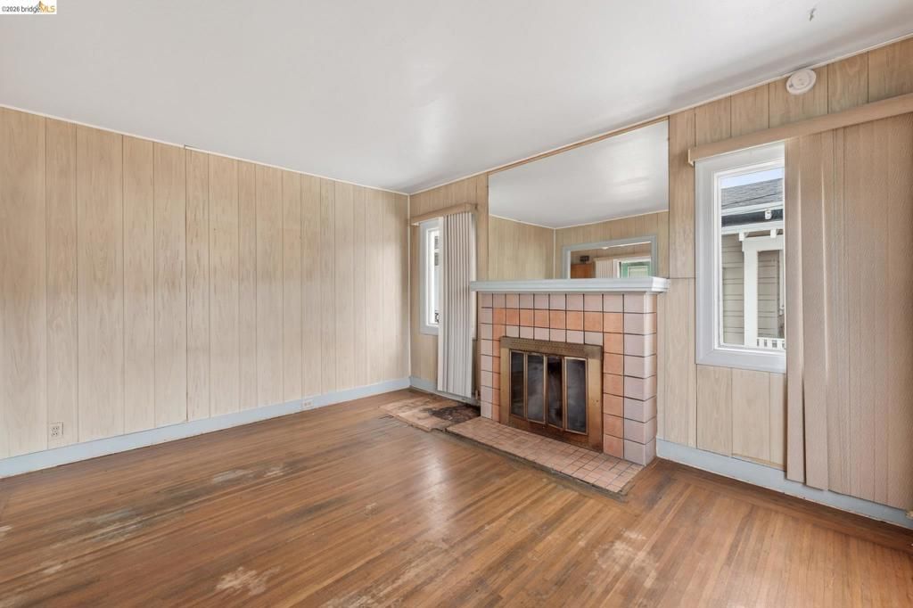 Image 5 of property listing at 8115 Iris St, Oakland, CA 94605