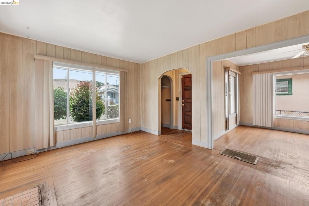 Image 6 of property listing at 8115 Iris St, Oakland, CA 94605