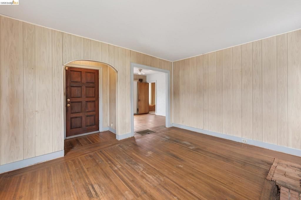 Image 7 of property listing at 8115 Iris St, Oakland, CA 94605