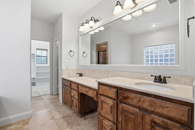 1104 Lynnwood Drive, Cleburne, TX 76033