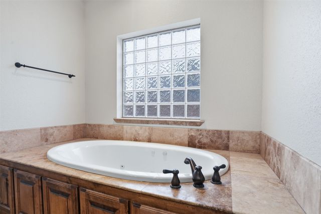 1104 Lynnwood Drive, Cleburne, TX 76033