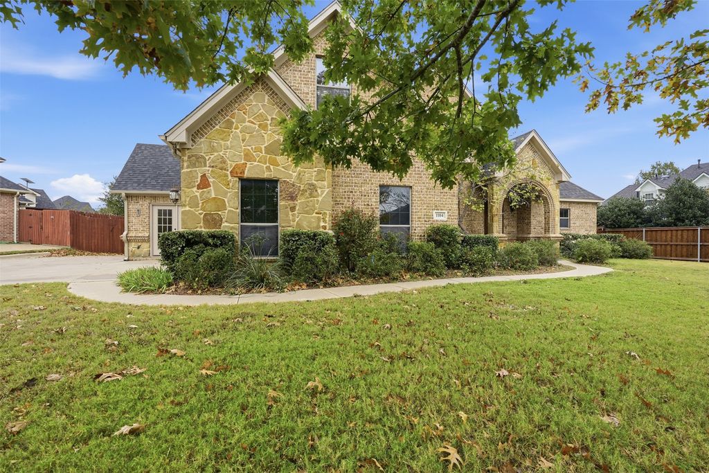 1104 Lynnwood Drive, Cleburne, TX 76033