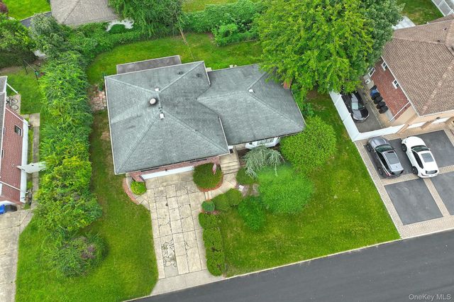 21 Goldfield Street, Melville, NY 11747