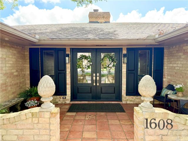 1608 Delwood, Alice, TX 78332