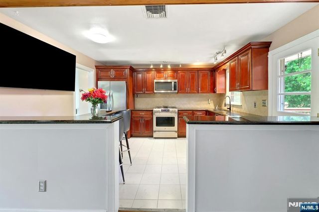 20 Bluehill Road, Norwood, NJ 07648