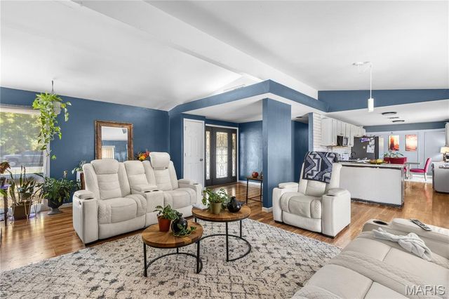 2200 Saint Catherine Street, Florissant, MO 63033