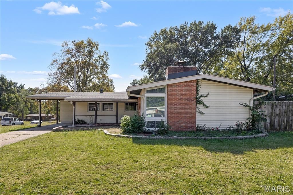 2200 Saint Catherine Street, Florissant, MO 63033