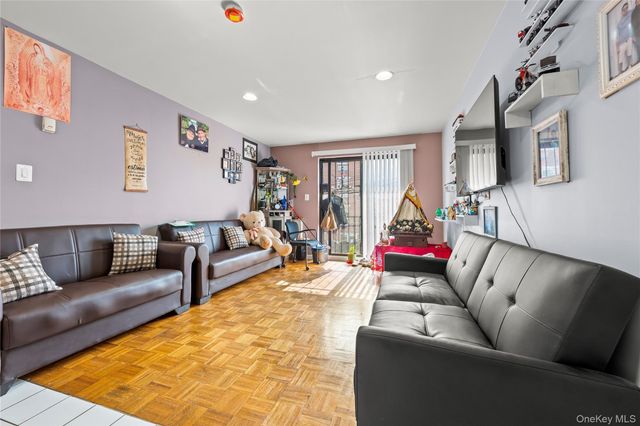 5609 van cleef, Corona, NY 11368