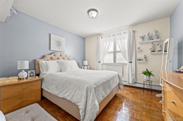 5609 van cleef, Corona, NY 11368