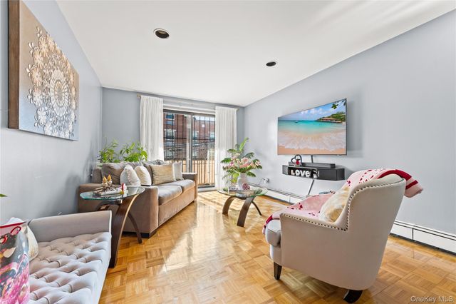 5609 van cleef, Corona, NY 11368