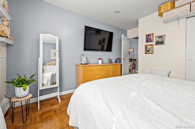 5609 van cleef, Corona, NY 11368