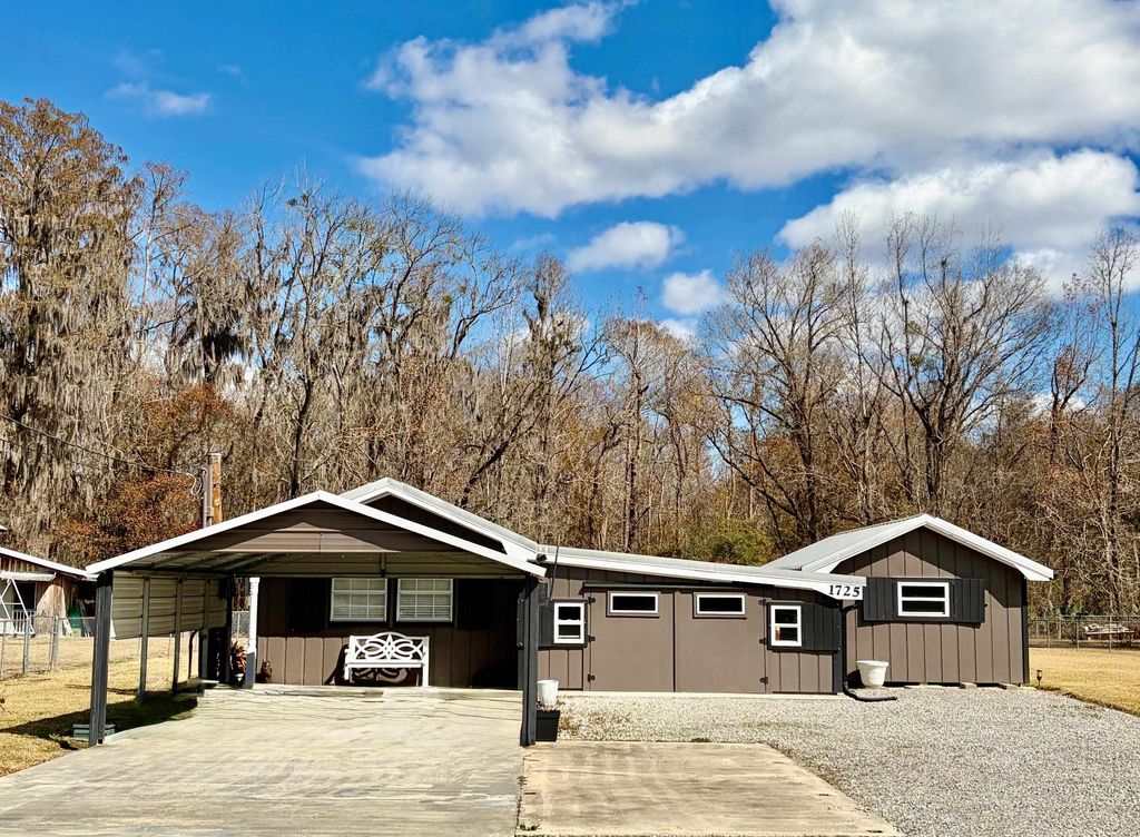 1725 Highway 307, Chackbay, LA 70301