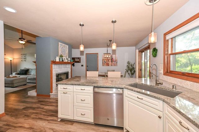 6575 S Carroll CIRCLE, Franklin, WI 53132