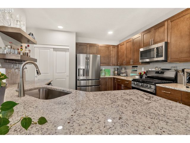 5088 HOLLY St, Springfield, OR 97478