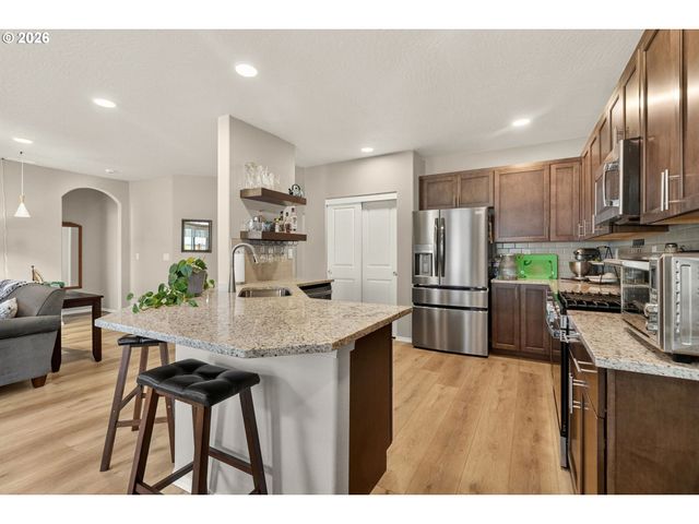 5088 HOLLY St, Springfield, OR 97478