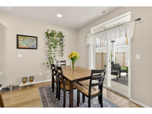 5088 HOLLY St, Springfield, OR 97478