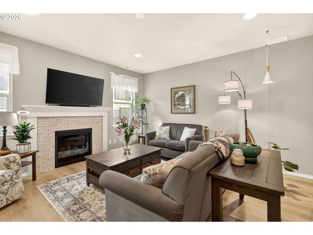 5088 HOLLY St, Springfield, OR 97478