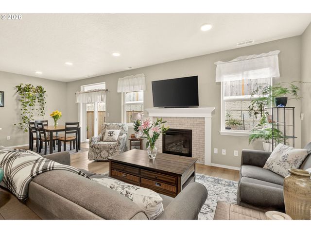 5088 HOLLY St, Springfield, OR 97478