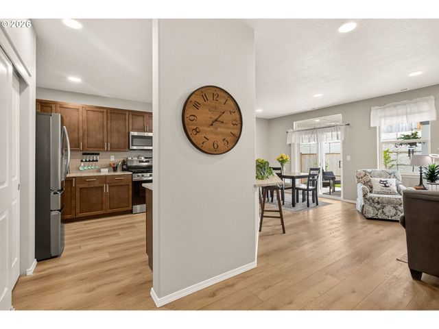 5088 HOLLY St, Springfield, OR 97478