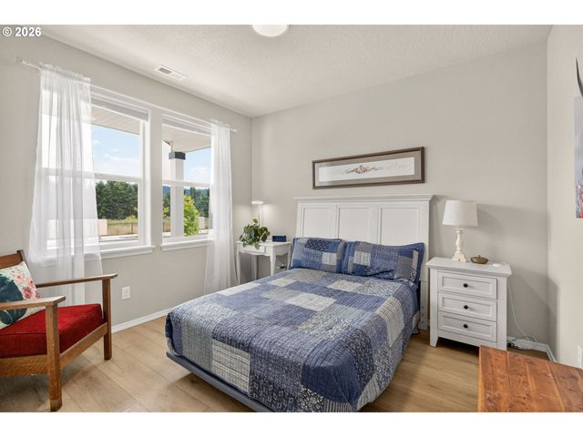 5088 HOLLY St, Springfield, OR 97478