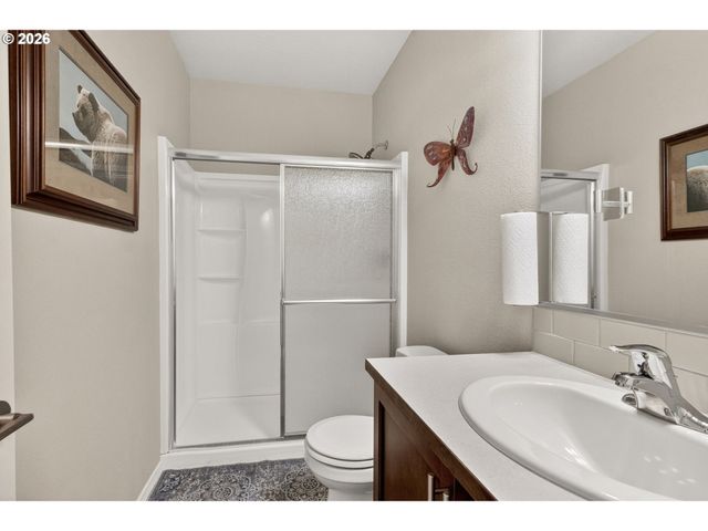 5088 HOLLY St, Springfield, OR 97478