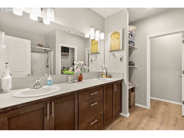 5088 HOLLY St, Springfield, OR 97478