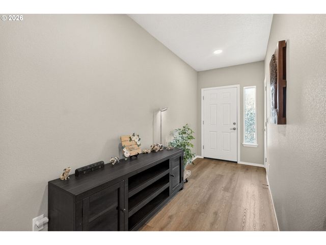 5088 HOLLY St, Springfield, OR 97478