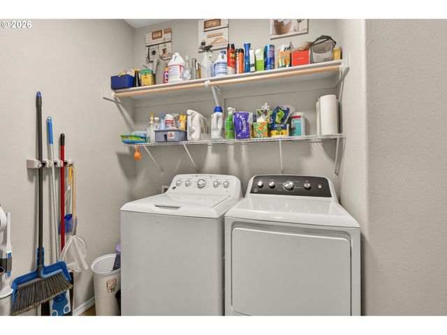 5088 HOLLY St, Springfield, OR 97478