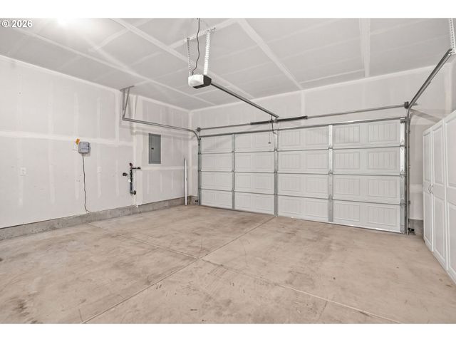 5088 HOLLY St, Springfield, OR 97478