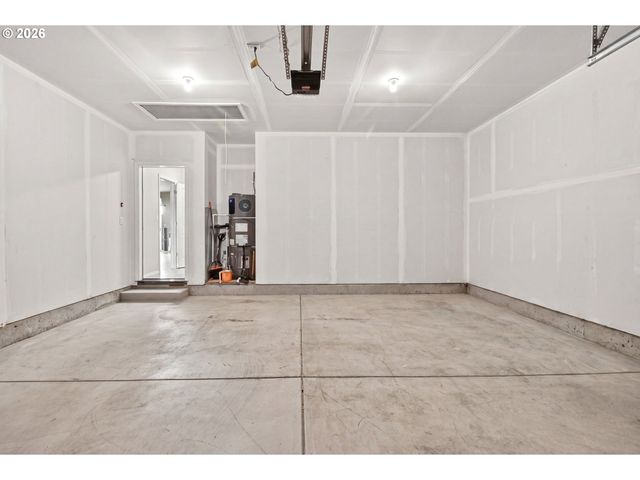 5088 HOLLY St, Springfield, OR 97478