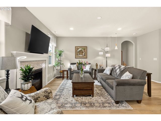 5088 HOLLY St, Springfield, OR 97478
