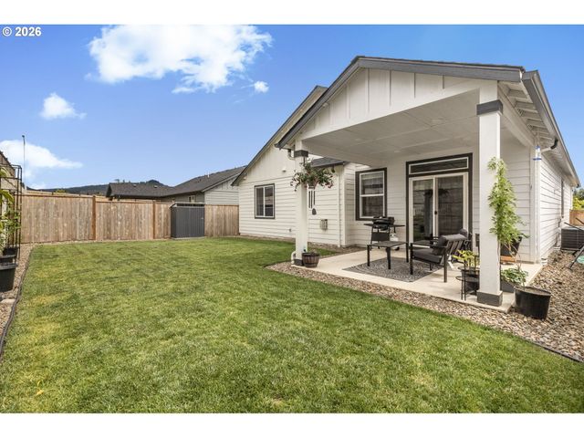 5088 HOLLY St, Springfield, OR 97478