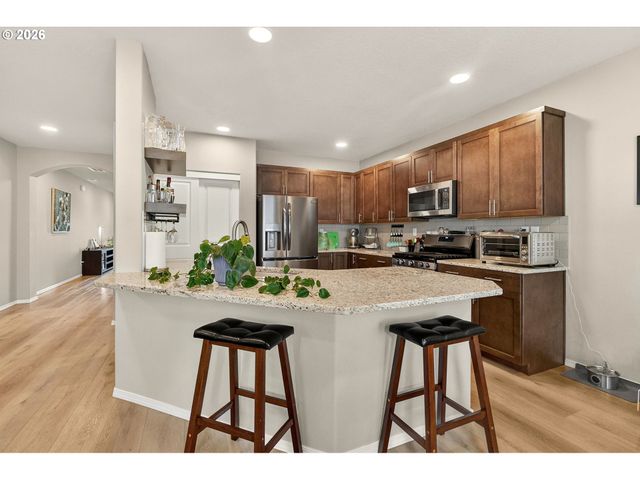 5088 HOLLY St, Springfield, OR 97478