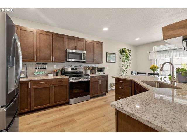 5088 HOLLY St, Springfield, OR 97478
