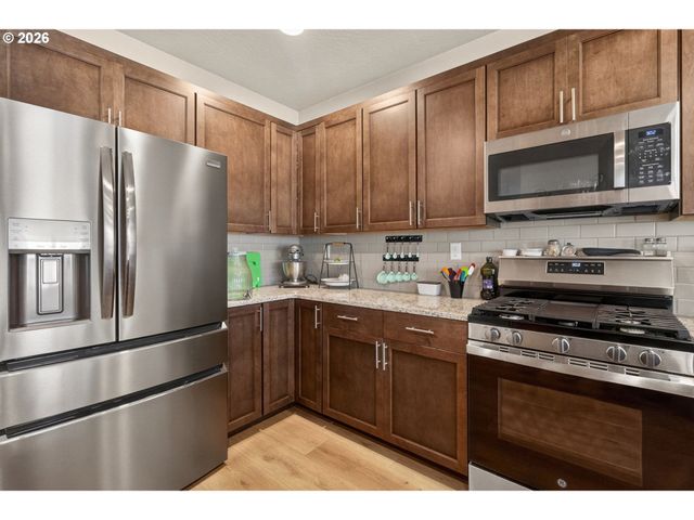 5088 HOLLY St, Springfield, OR 97478