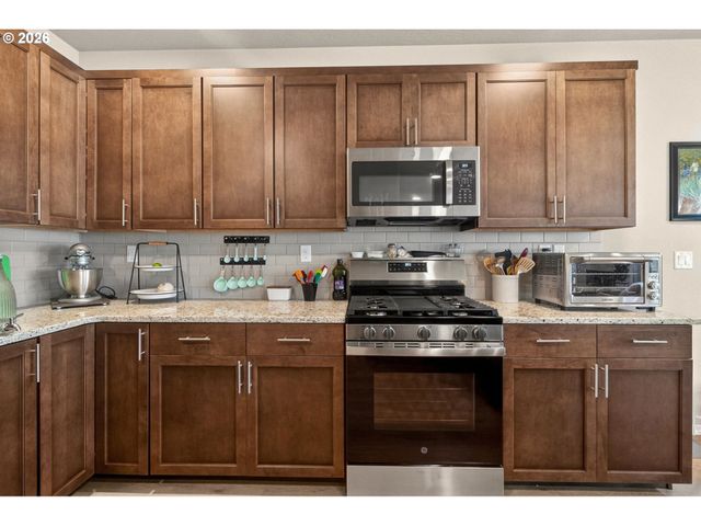5088 HOLLY St, Springfield, OR 97478