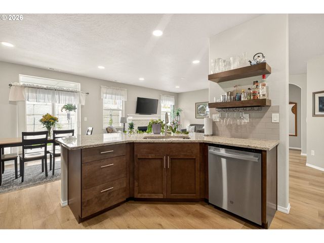 5088 HOLLY St, Springfield, OR 97478